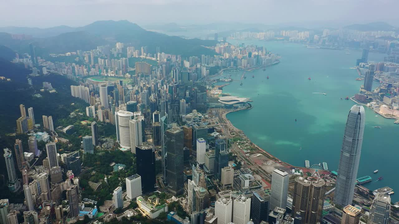 阳光明媚的白天飞越香港市区维多利亚港交通全景4k视频素材