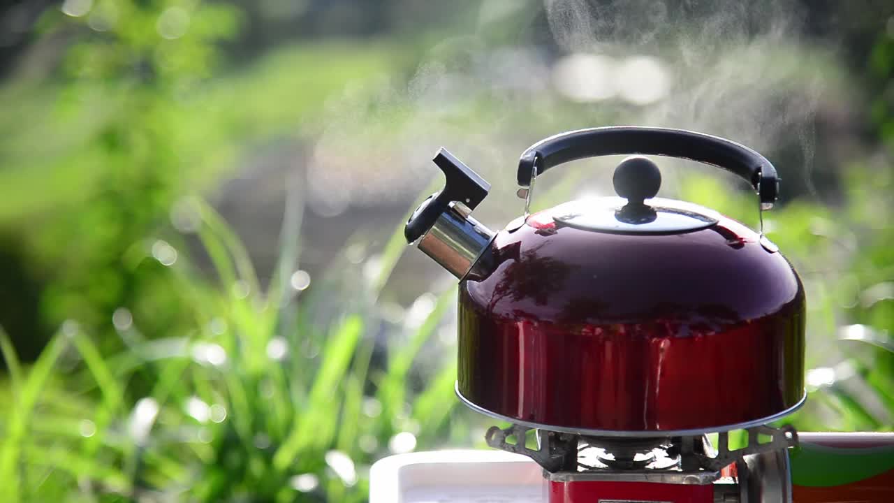 早上在户外喝热饮。露营水壶和野营炉视频下载