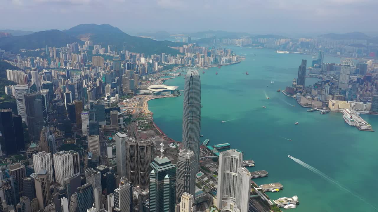 阳光明媚的白天飞越香港市区维多利亚港交通全景4k视频素材