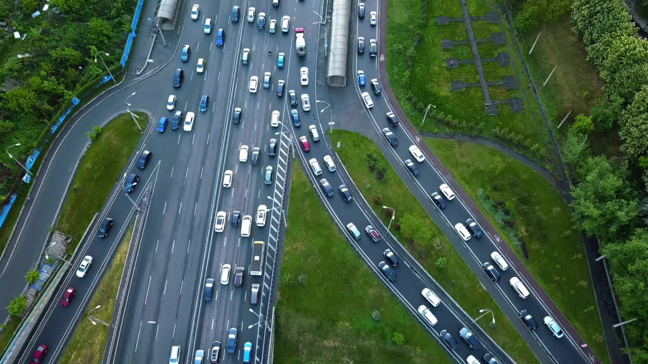 在高速公路上架桥的交通高峰时段，载满车辆的鸟瞰图视频素材