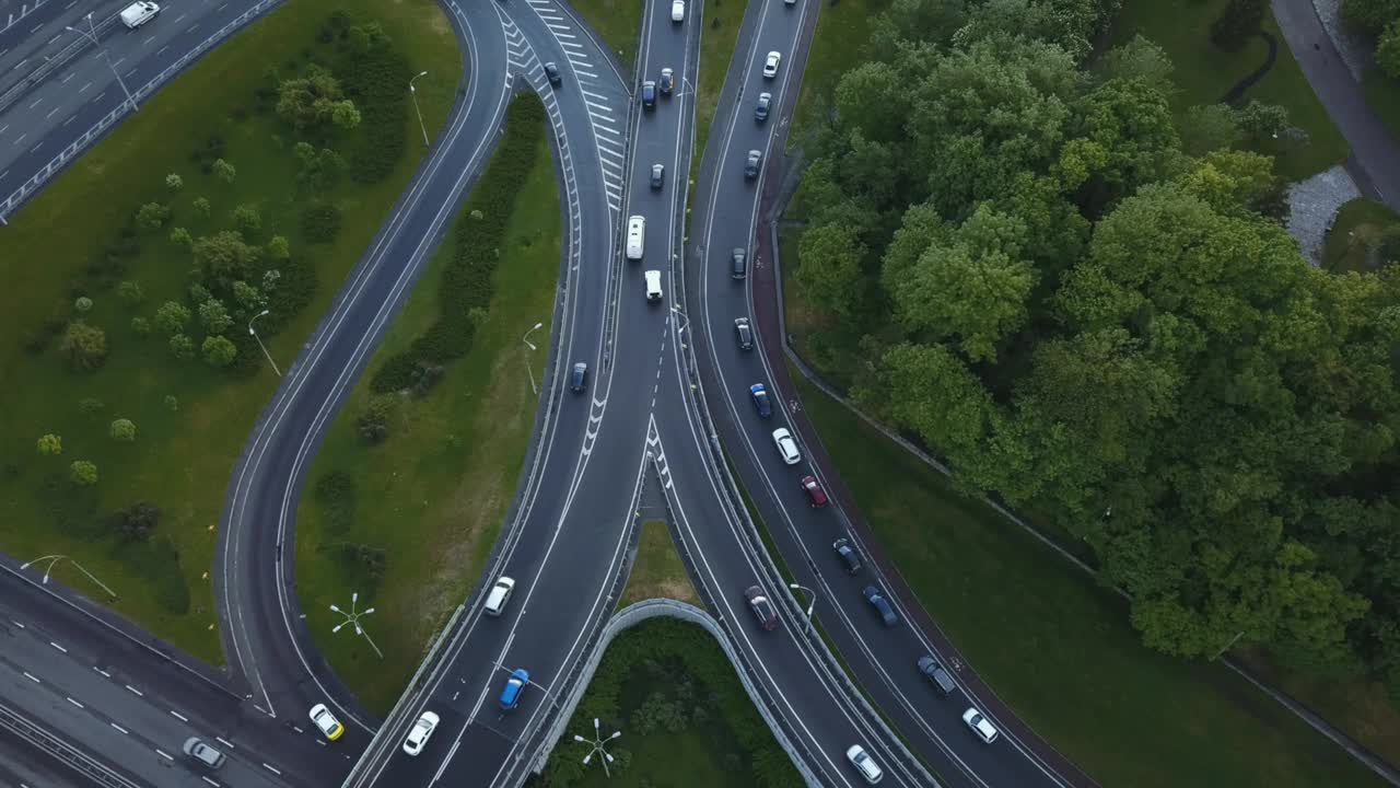 在高速公路上架桥高峰时段，从空中俯瞰堵车车辆视频素材