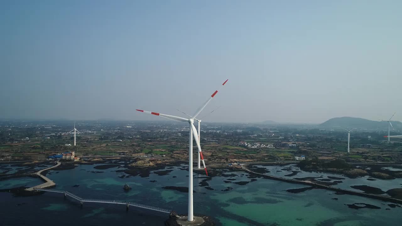 风力涡轮机/韩国济州岛视频素材