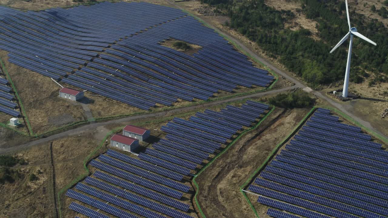 太阳能集热器和风力涡轮机/韩国济州岛视频素材