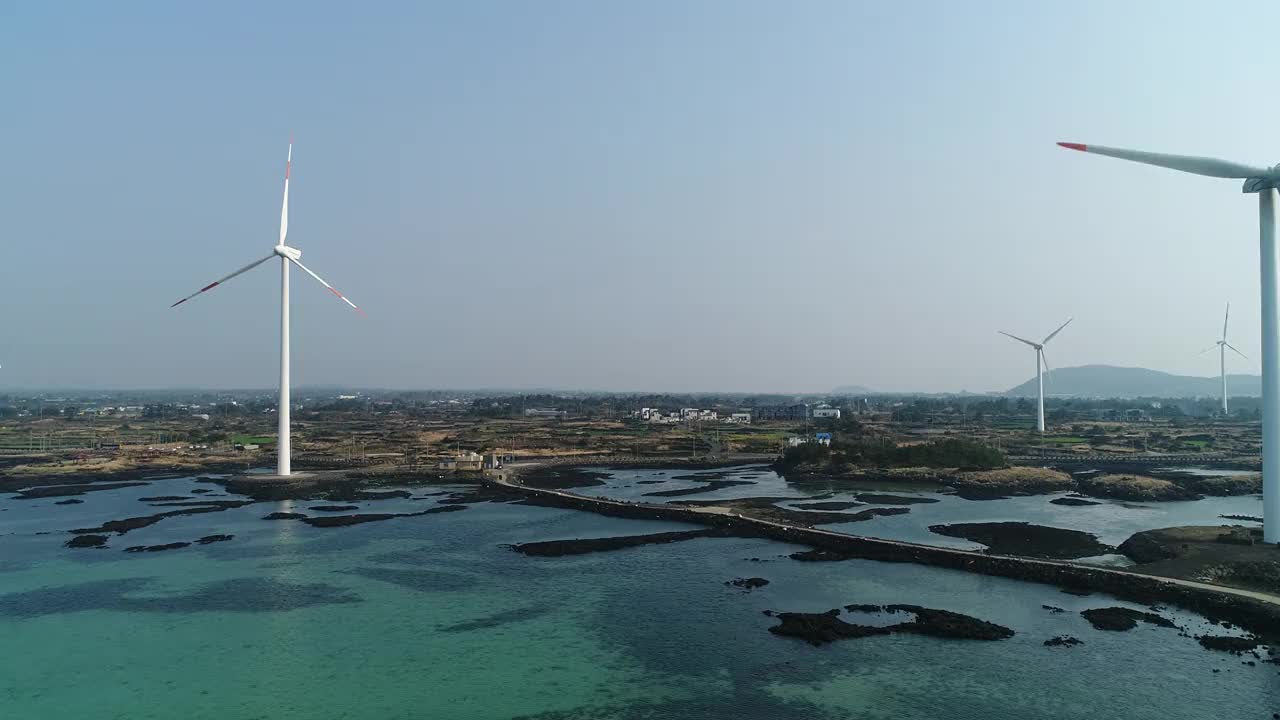 风力涡轮机/韩国济州岛视频素材