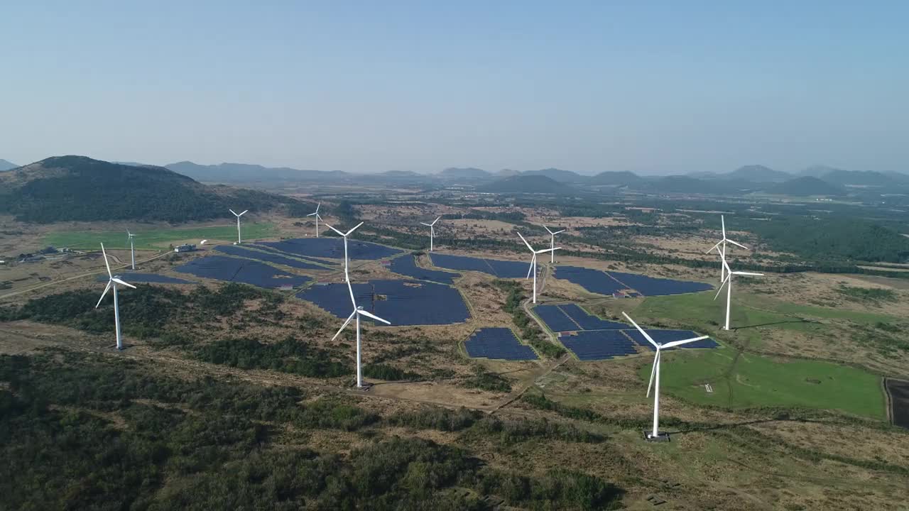 太阳能集热器和风力涡轮机/韩国济州岛视频素材