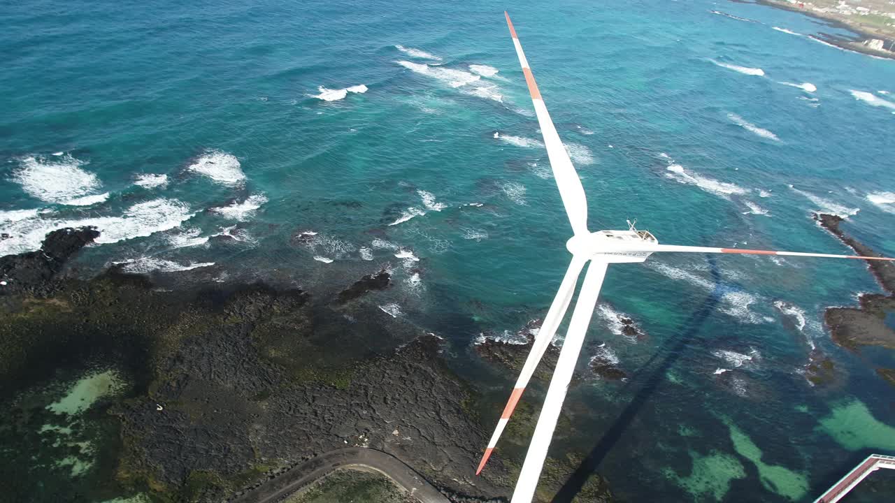 风力涡轮机/韩国济州岛视频素材