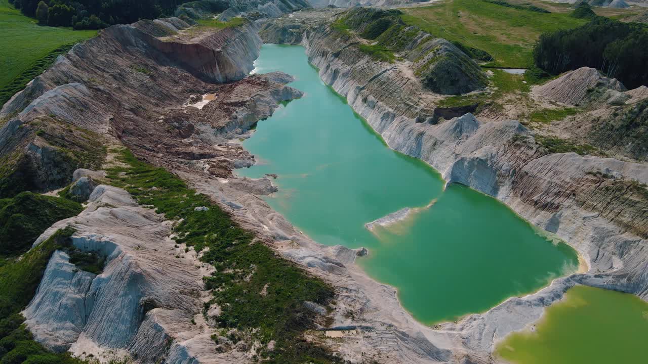 山上的湖有蓝色的水和绿色的树。倒影在水中。美丽的春天风景有山，森林和湖泊。鸟瞰图。无人机在美丽的山林湖泊上空拍摄视频下载