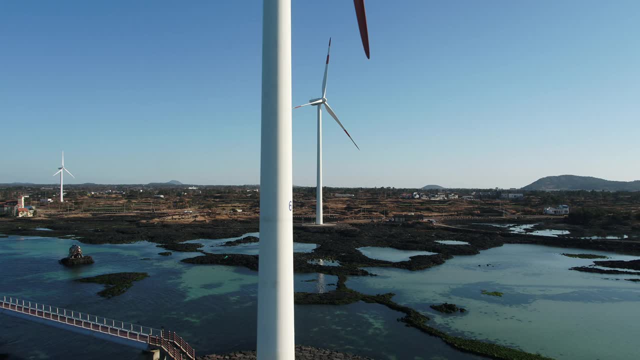 风力涡轮机/韩国济州岛视频素材