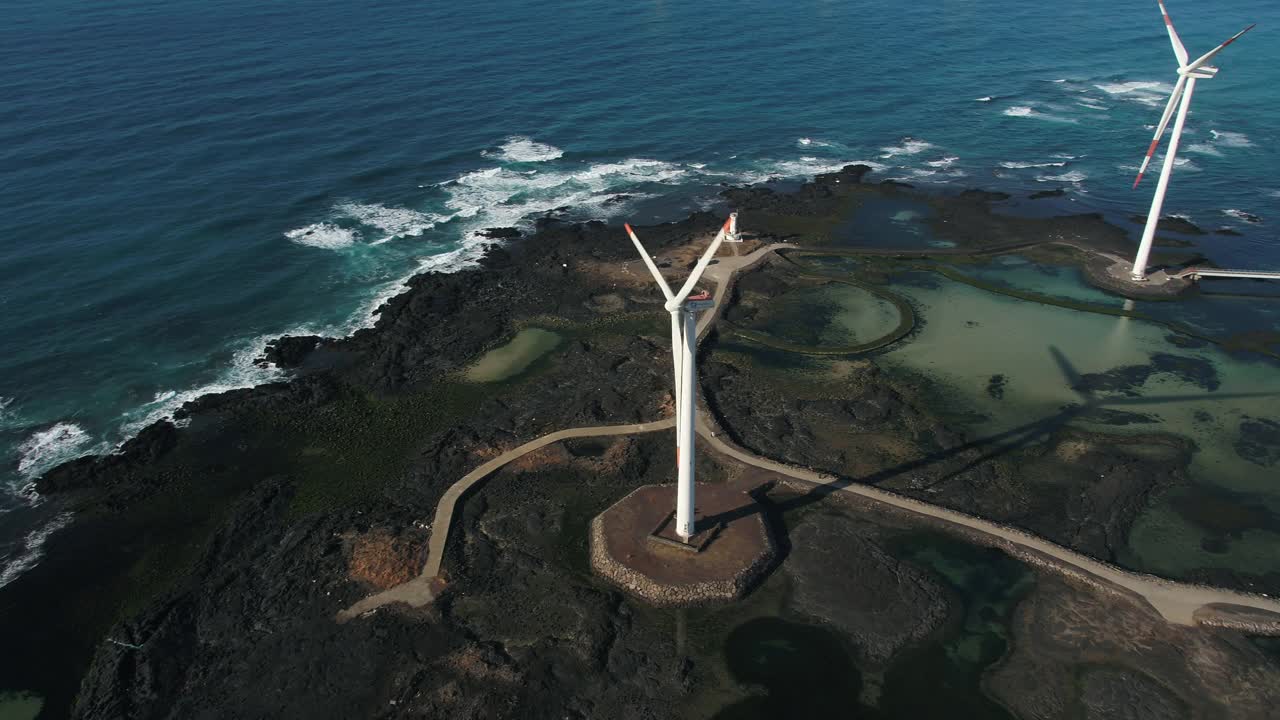 风力涡轮机/韩国济州岛视频素材