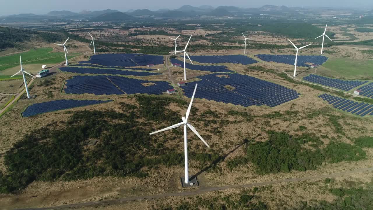 太阳能集热器和风力涡轮机/韩国济州岛视频下载