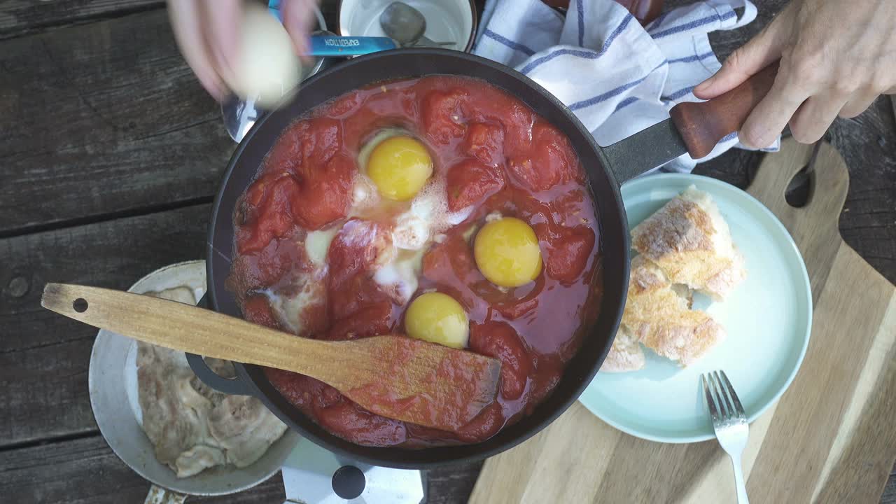 女孩在河边的木码头上做炒鸡蛋和野餐视频素材