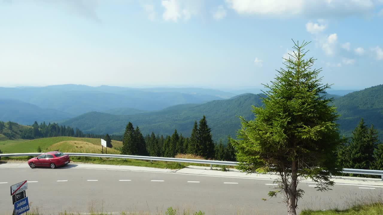 罗马尼亚喀尔巴阡山脉风景优美的山路和森林景观视频素材