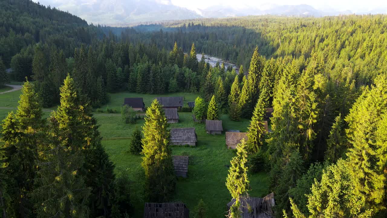 无人机在波兰塔特拉山脉的尤尔戈，Podhale的Bialka河和牧羊人木屋村庄上空飞行视频下载