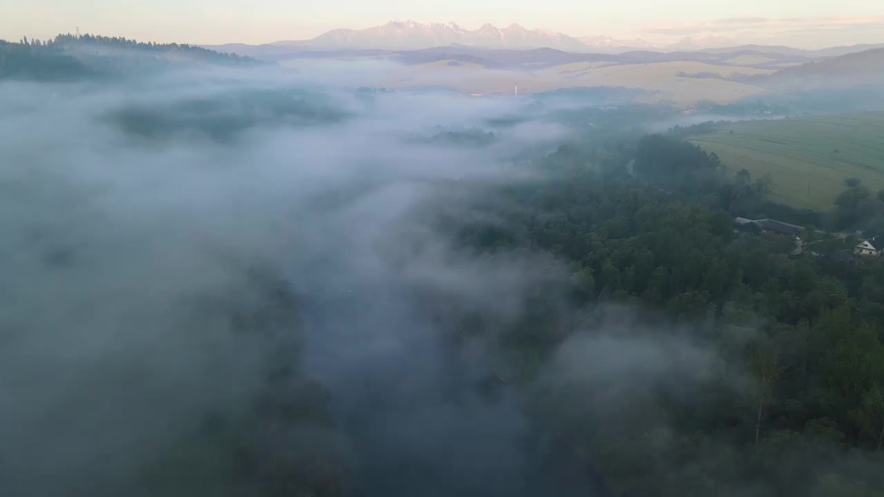 无人机在松嫩山脉的杜纳耶茨河上空飞行视频下载