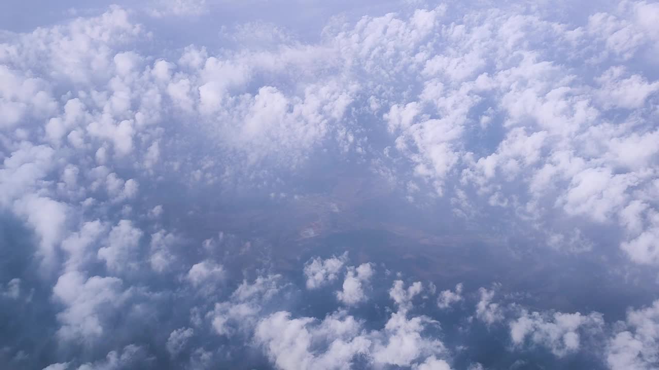 在晴朗的天气从飞机上俯瞰天空有积云视频下载