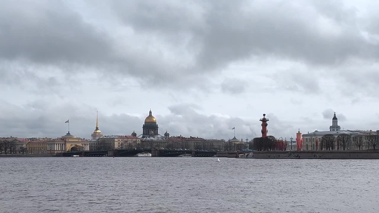 全景从圣彼得堡涅瓦河的堤岸到圣艾萨克大教堂和海军部视频下载