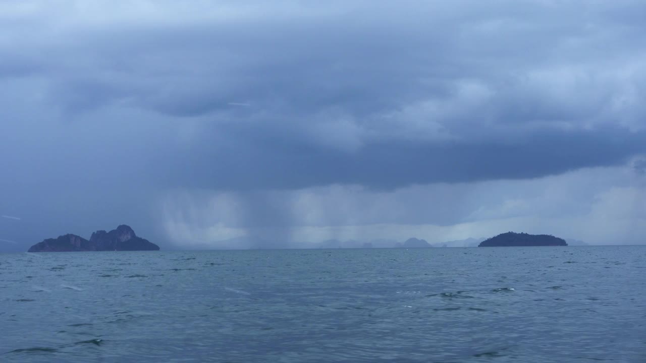 随着暴风雨、海雨和颠簸的波浪，小船的颠簸视频素材