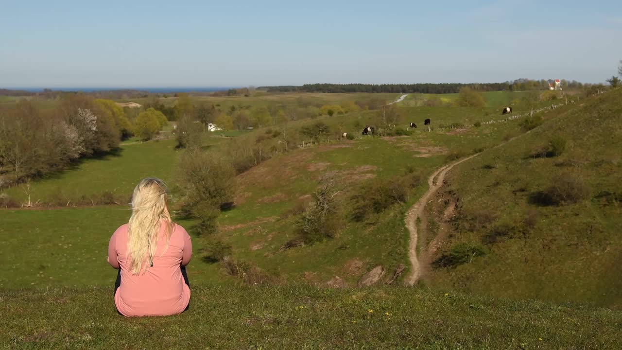 女人在她的30多岁看惊人的风景Skåne，瑞典视频素材