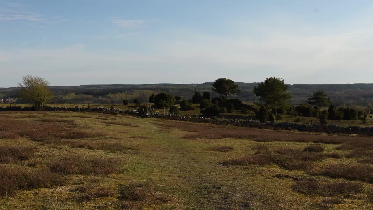 斯堪的纳维亚妇女穿着户外服装看风景在Skåne，瑞典视频素材