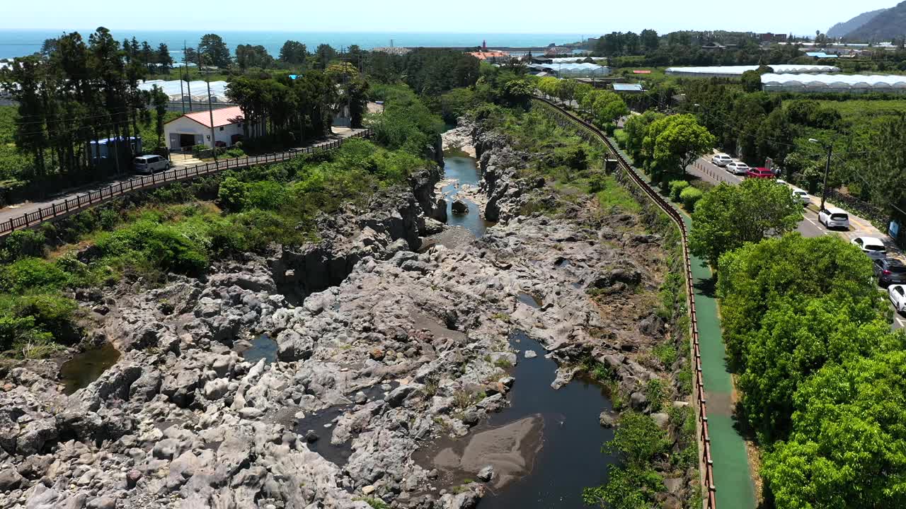 韩国济州岛西归浦市肃石谷河口附近的村庄风景视频素材