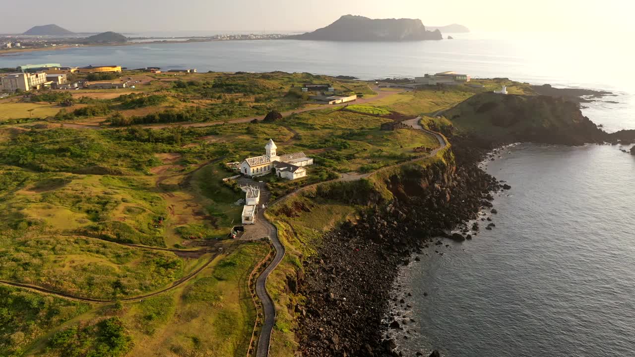 韩国济州岛西归浦市城山郡西智岛海水浴场的风景视频素材