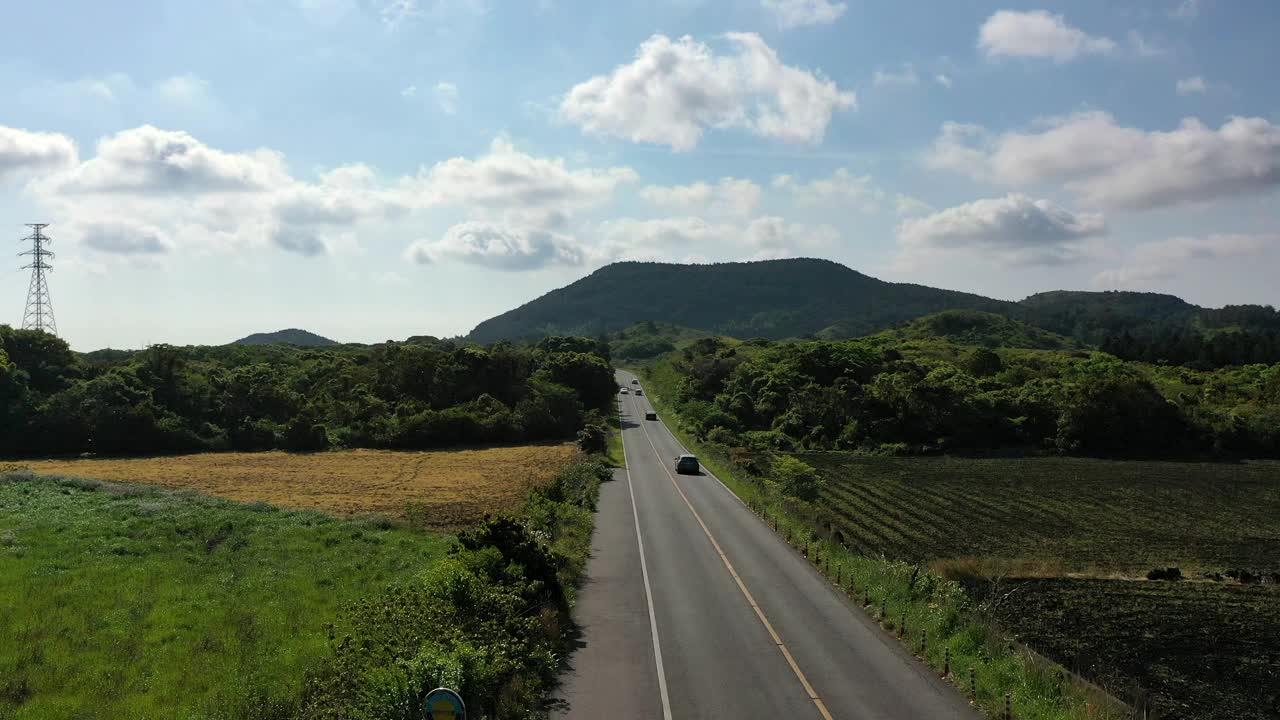 道路和寄生火山/韩国济州岛西归浦市视频素材