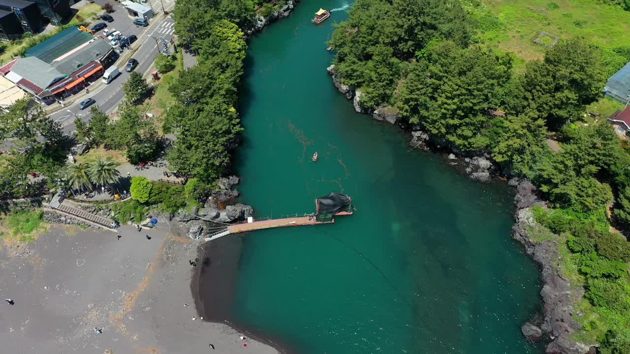 韩国济州岛西归浦市肃石谷河口附近的村庄风景视频素材