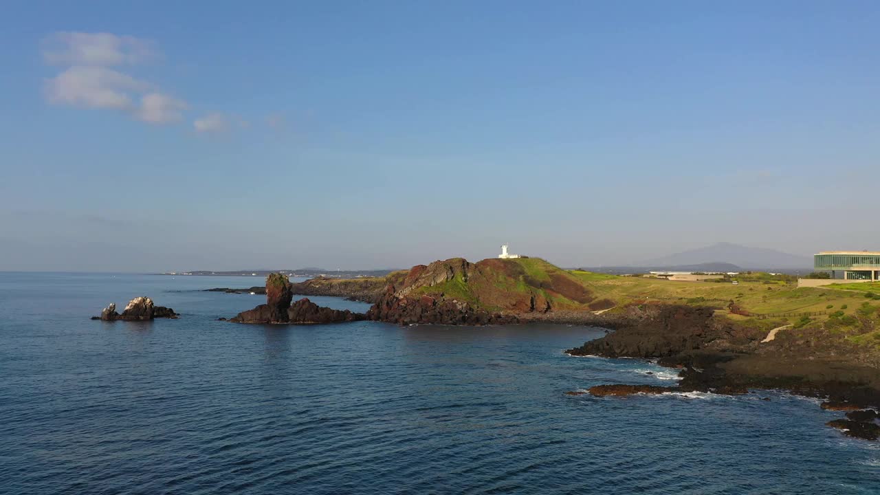 韩国济州岛西归浦市城山郡西智岛海水浴场的风景视频素材