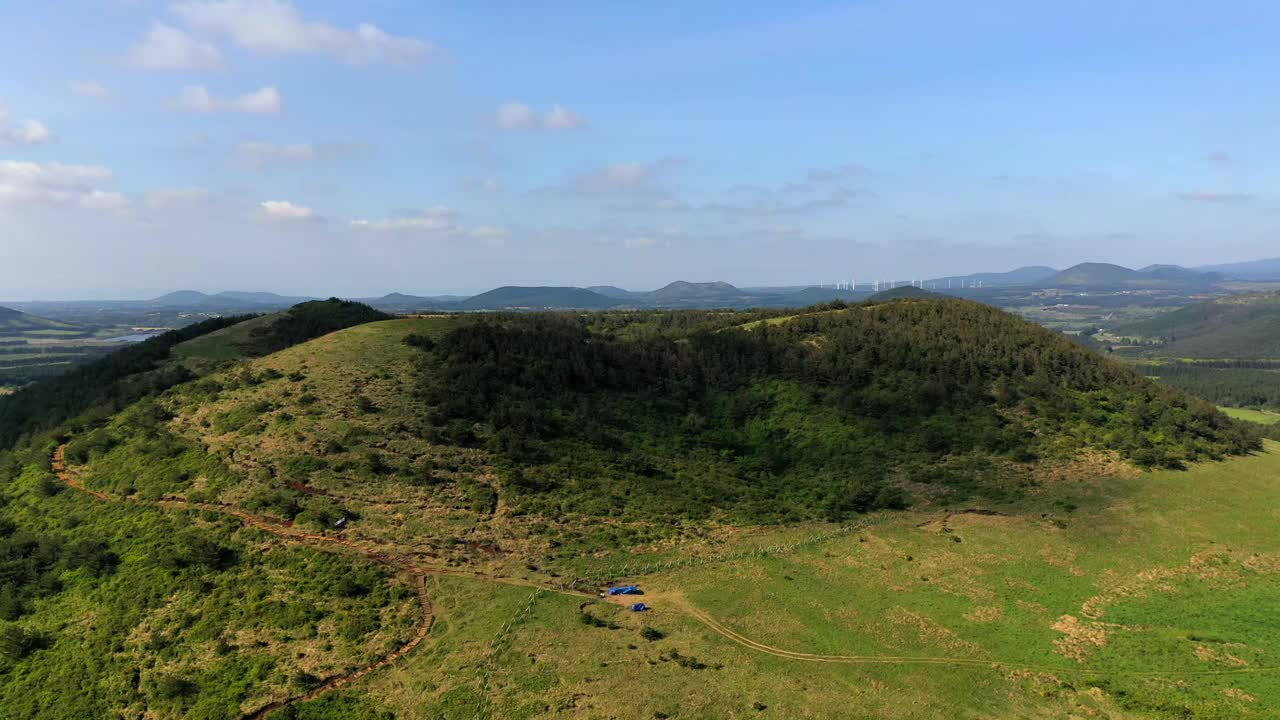 寄生火山的风景/韩国济州岛西归浦市视频素材