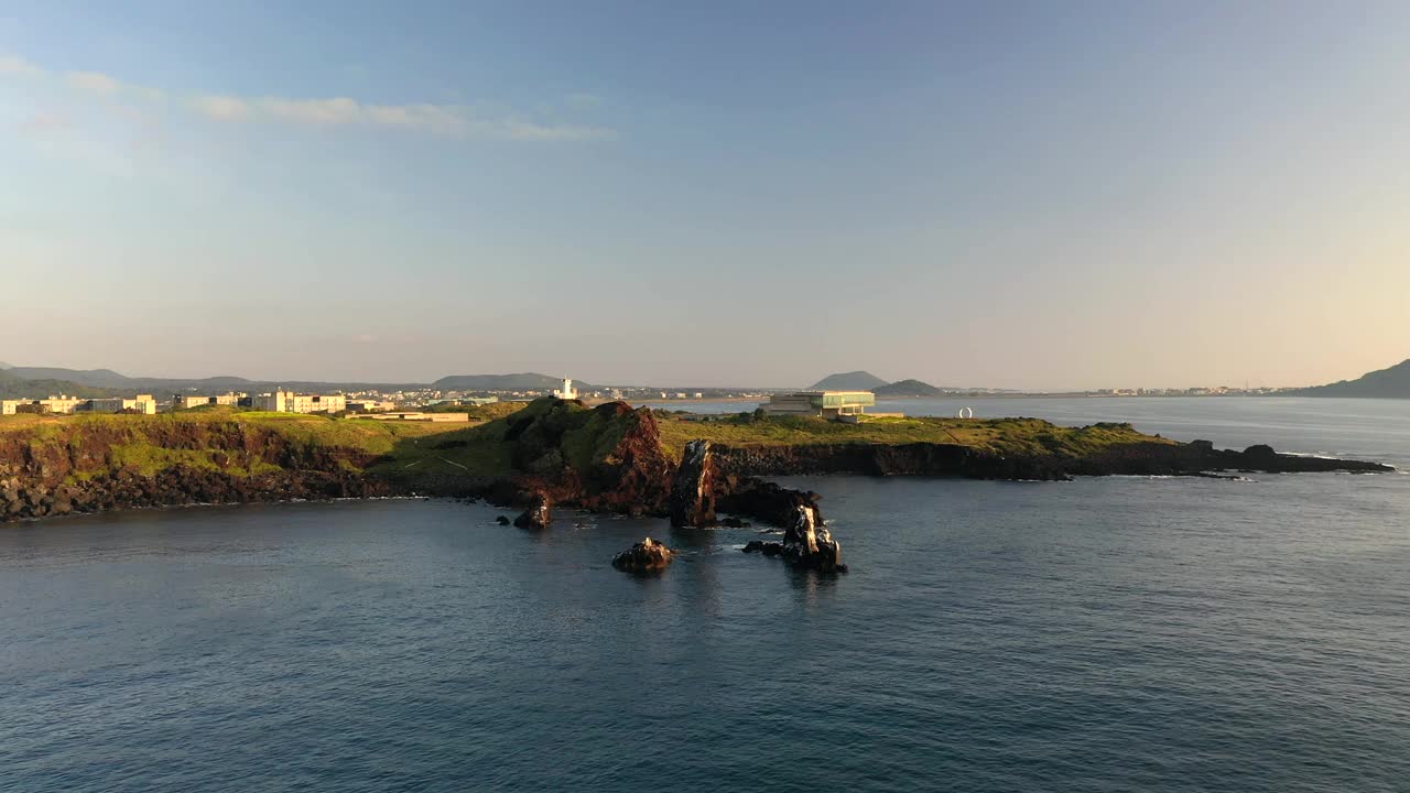 韩国济州岛西归浦市城山郡西智岛海水浴场的风景视频素材