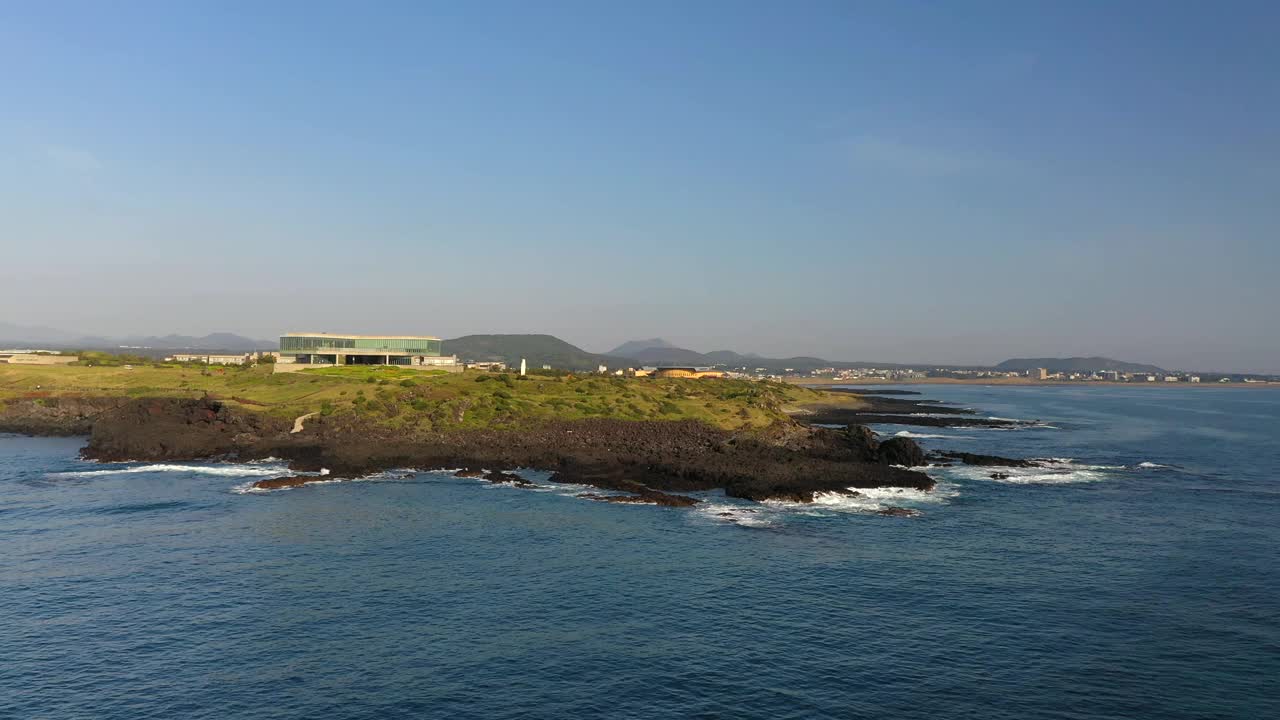 韩国济州岛西归浦市城山郡西智岛海水浴场的风景视频素材