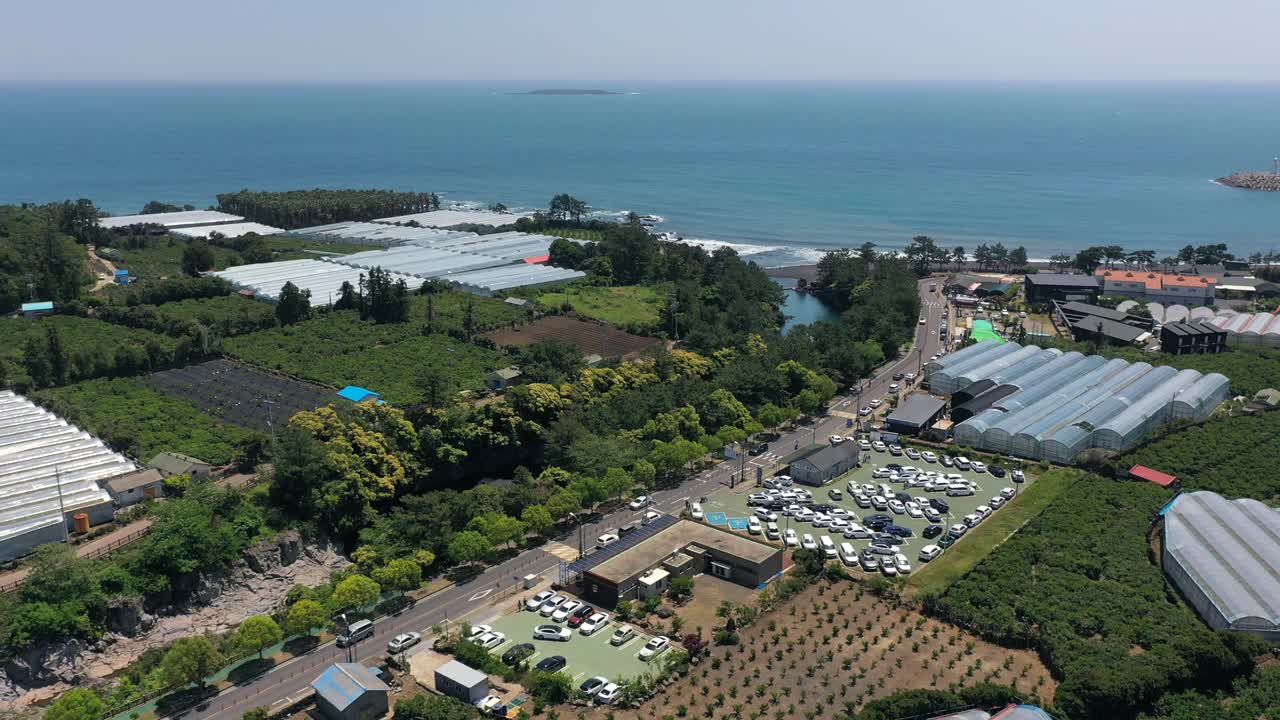 韩国济州岛西归浦市肃石谷河口附近的市中心风景视频素材