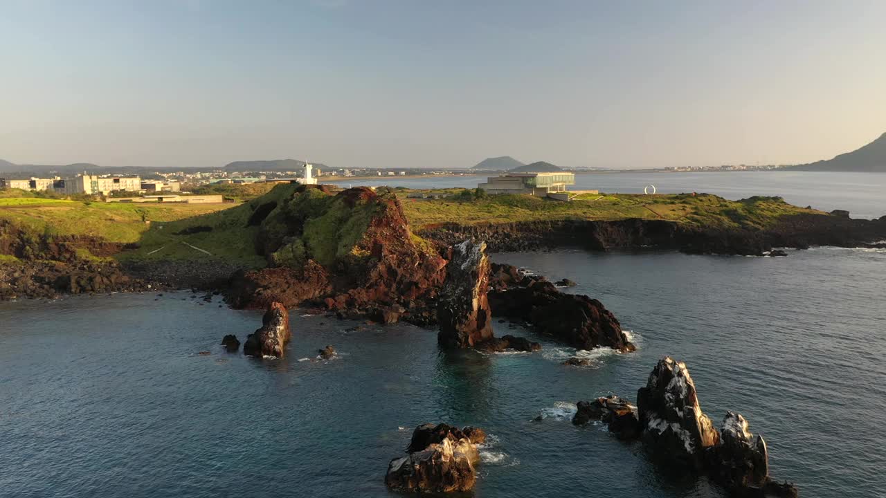 韩国济州岛西归浦市城山郡西智岛海水浴场的风景视频素材