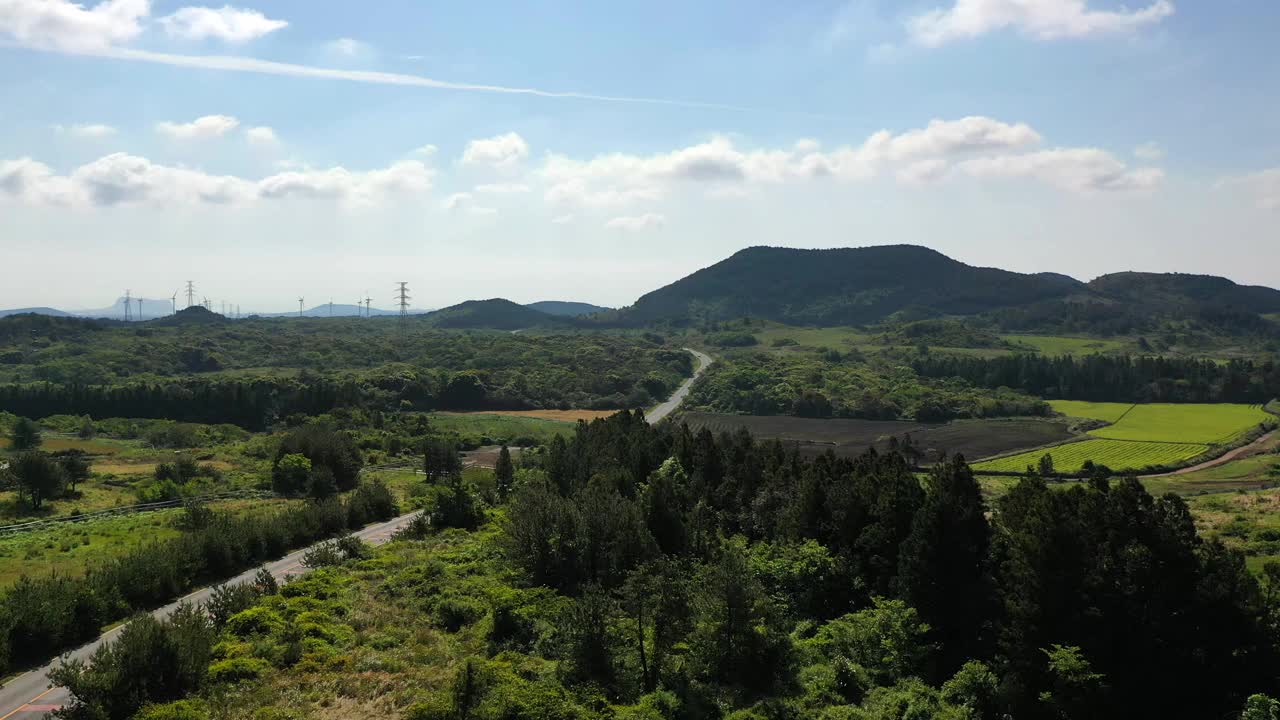 道路和寄生火山/韩国济州岛西归浦市视频素材