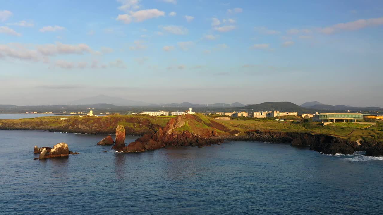 韩国济州岛西归浦市城山郡西智岛海水浴场的风景视频素材