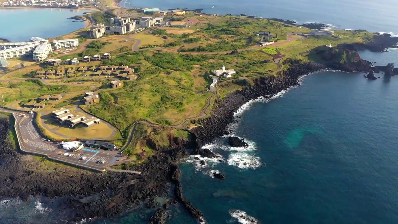 韩国济州岛西归浦市城山郡西智岛海水浴场的风景视频素材