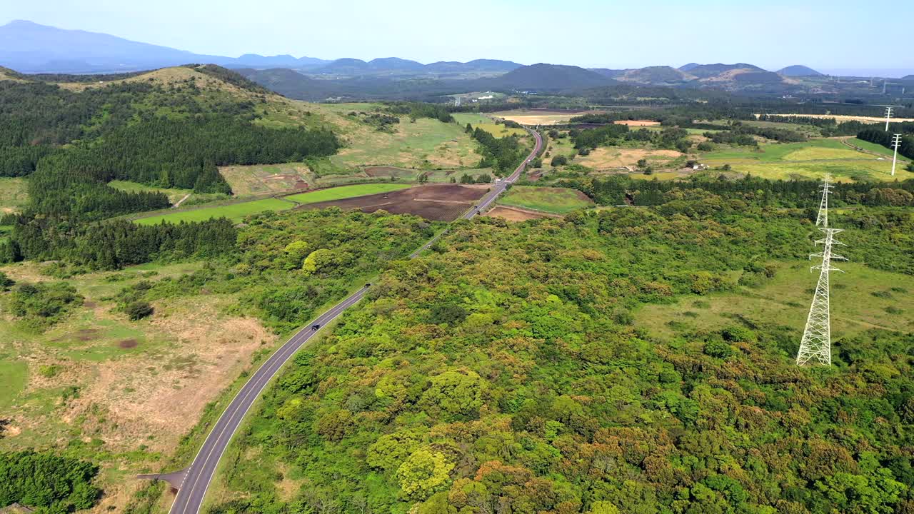 道路和寄生火山/韩国济州岛西归浦市视频素材