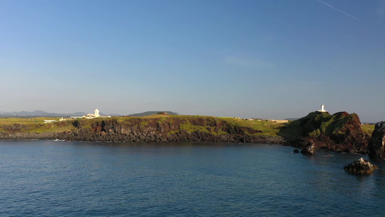 韩国济州岛西归浦市城山郡西智岛海水浴场的风景视频素材