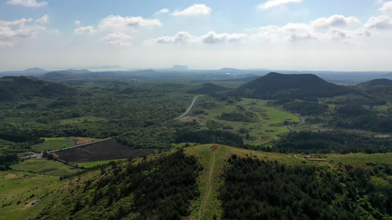 寄生火山的风景/韩国济州岛西归浦市视频素材