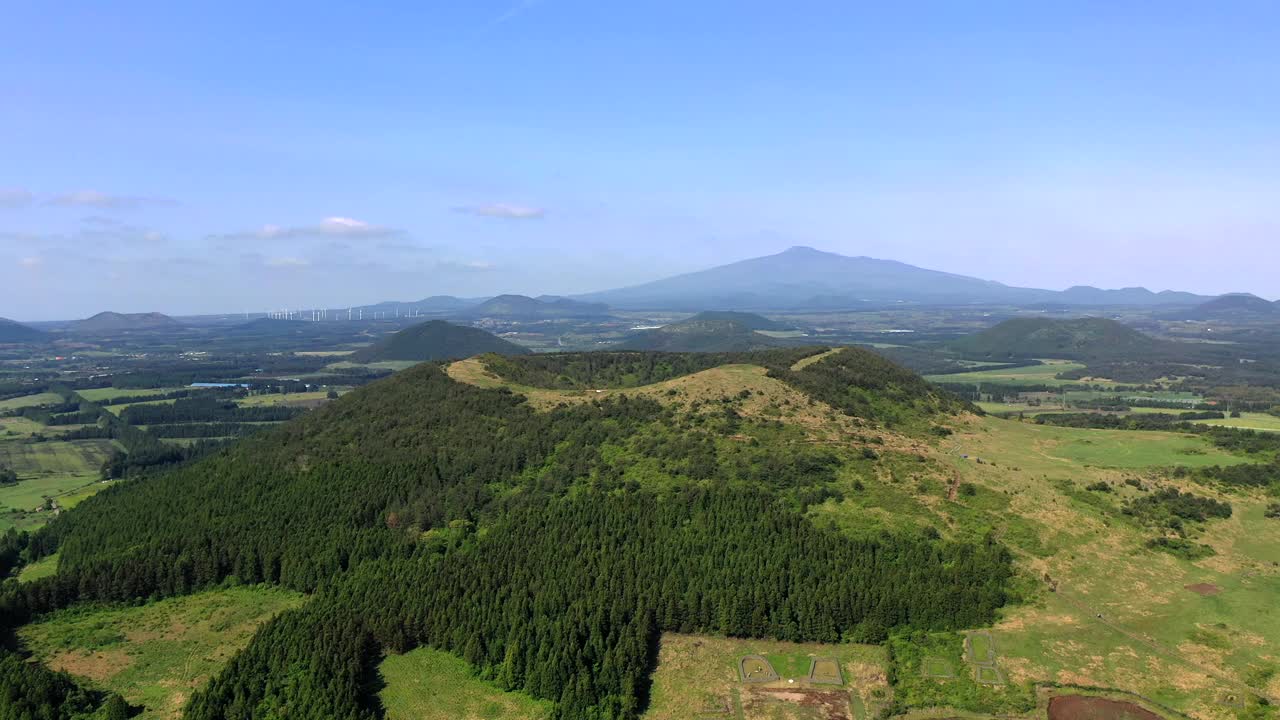 寄生火山的风景/韩国济州岛西归浦市视频素材