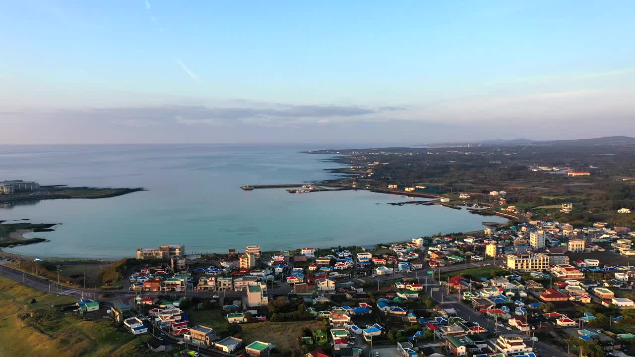 韩国济州岛西归浦市城山郡周围的村庄风景视频素材