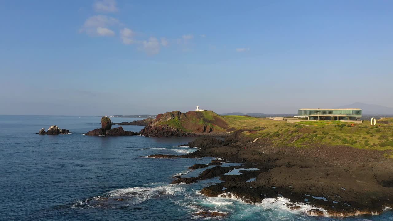 韩国济州岛西归浦市城山郡西智岛海水浴场的风景视频素材