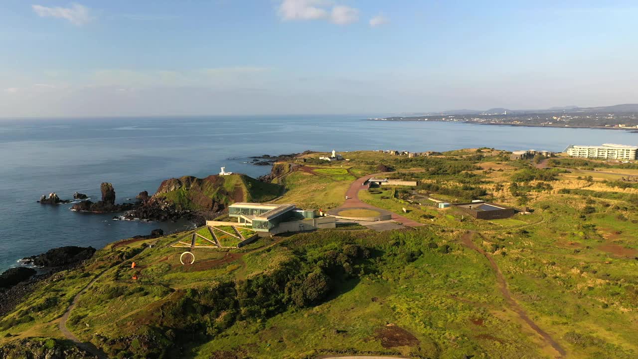 韩国济州岛西归浦市城山郡西智岛海水浴场的风景视频素材