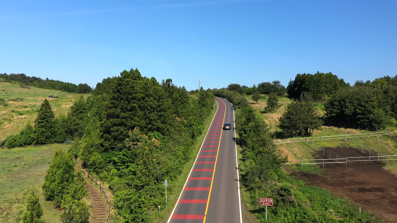 道路和寄生火山/韩国济州岛西归浦市视频素材