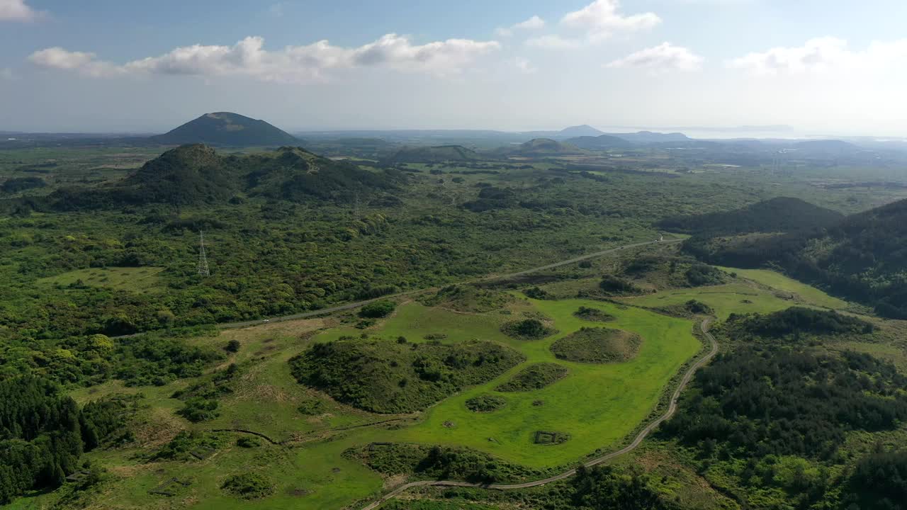 寄生火山的风景/韩国济州岛西归浦市视频素材