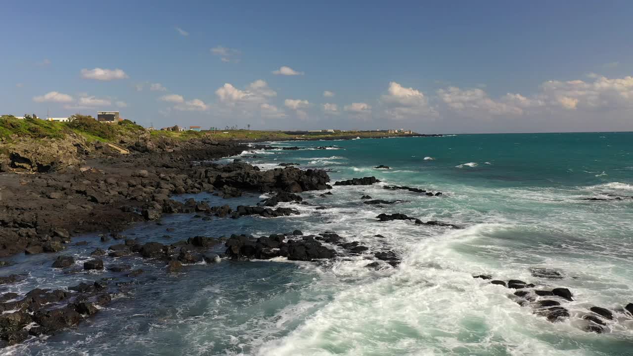 海上和海岸公路/韩国济州岛西归浦市视频素材