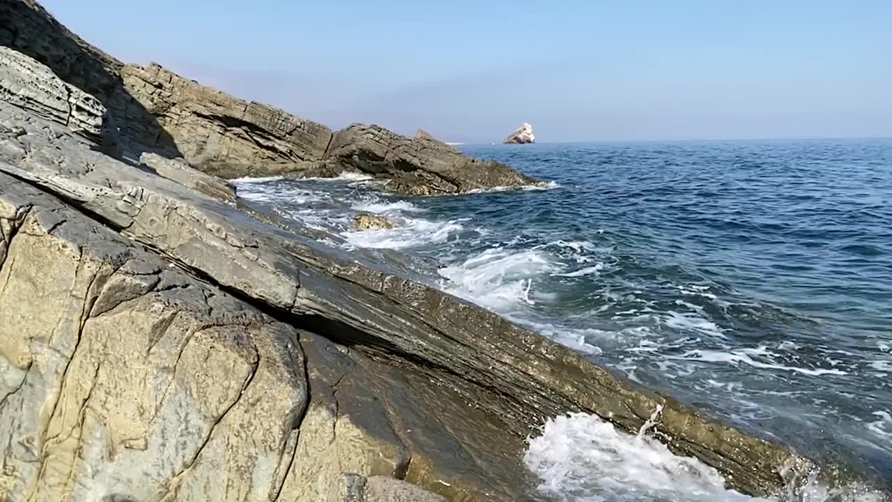 海浪和岩石的海景视频素材