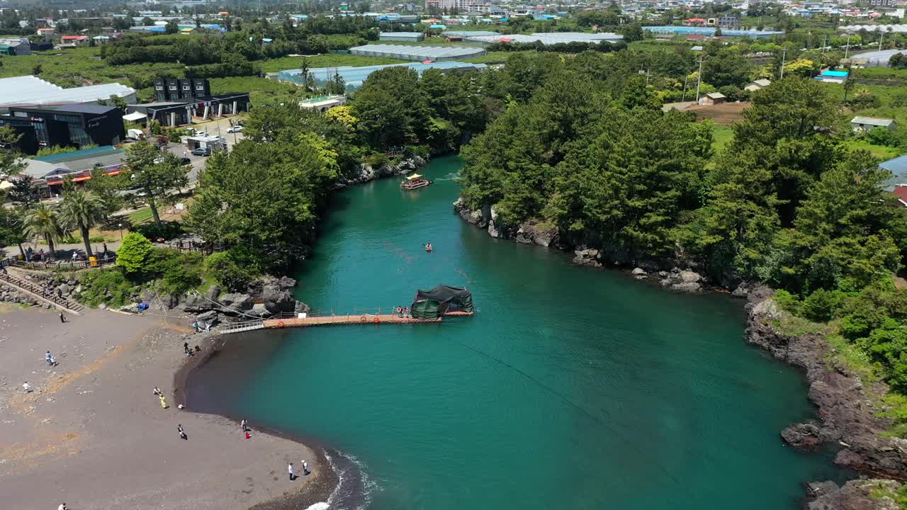 韩国济州岛西归浦市肃石谷河口附近的村庄风景视频素材