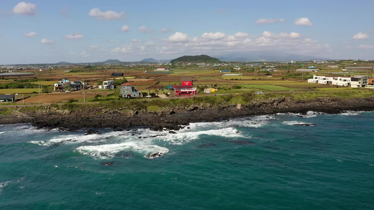 海上和海岸公路/韩国济州岛西归浦市视频素材