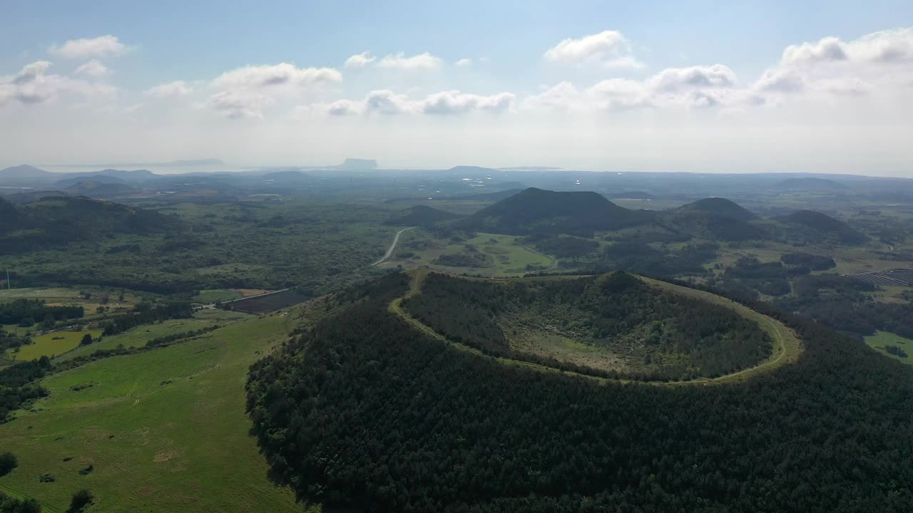 寄生火山的风景/韩国济州岛西归浦市视频素材